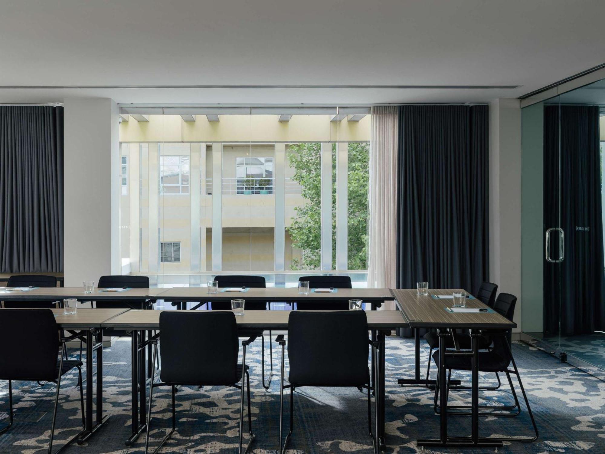 The Olsen Melbourne Art Series Bagian luar foto Meeting room