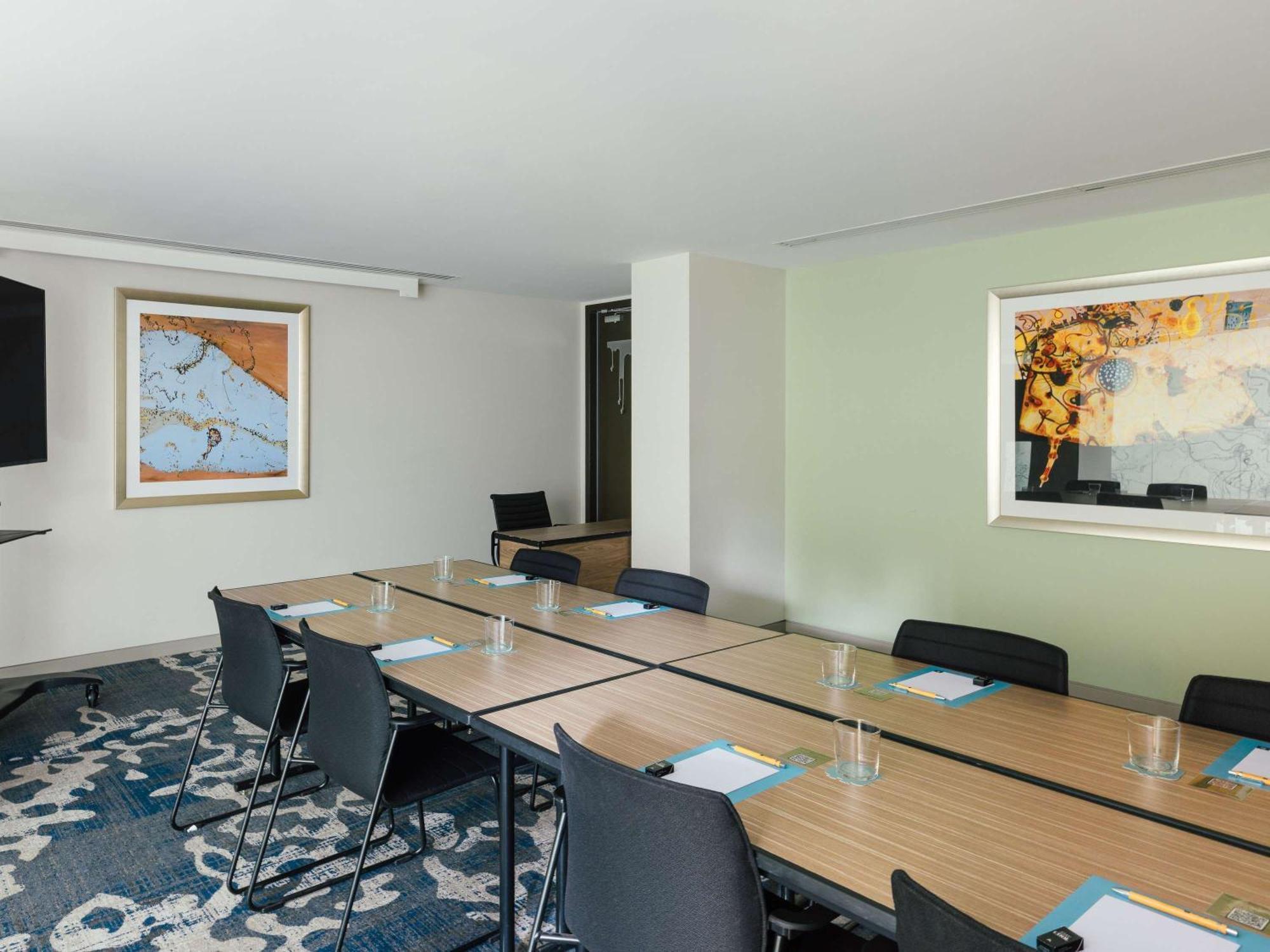The Olsen Melbourne Art Series Bagian luar foto Meeting room