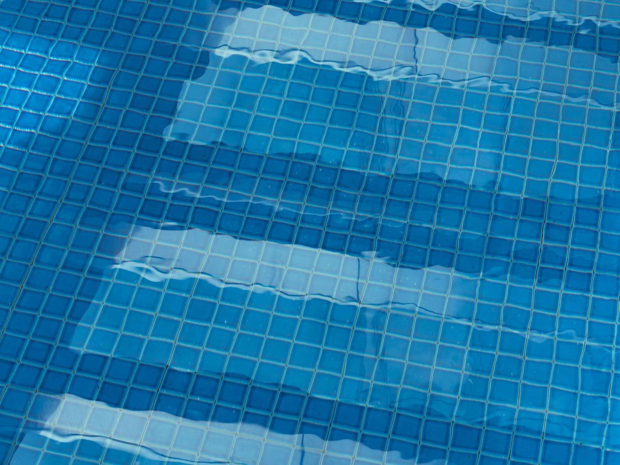 The Olsen Melbourne Art Series Bagian luar foto A swimming pool with a damaged liner