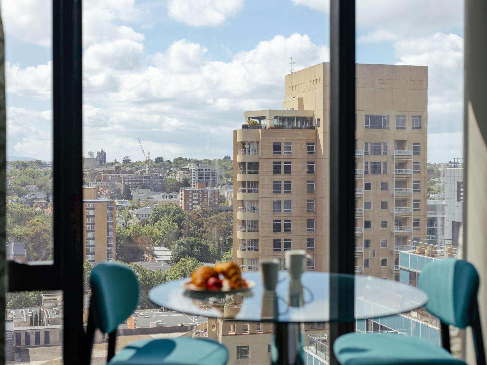 The Olsen Melbourne Art Series Bagian luar foto View from a serviced apartment in London