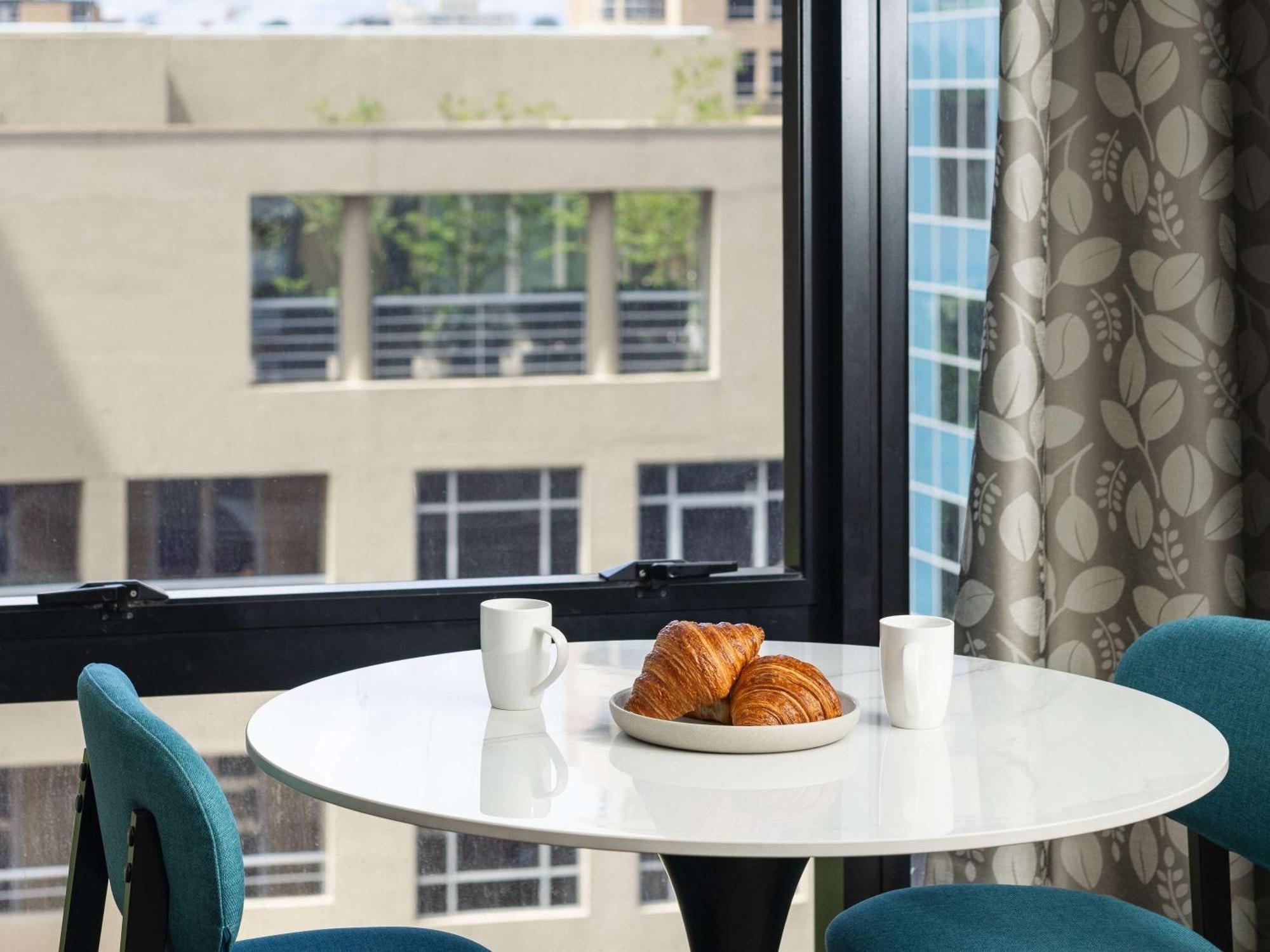 The Olsen Melbourne Art Series Bagian luar foto A table and chairs