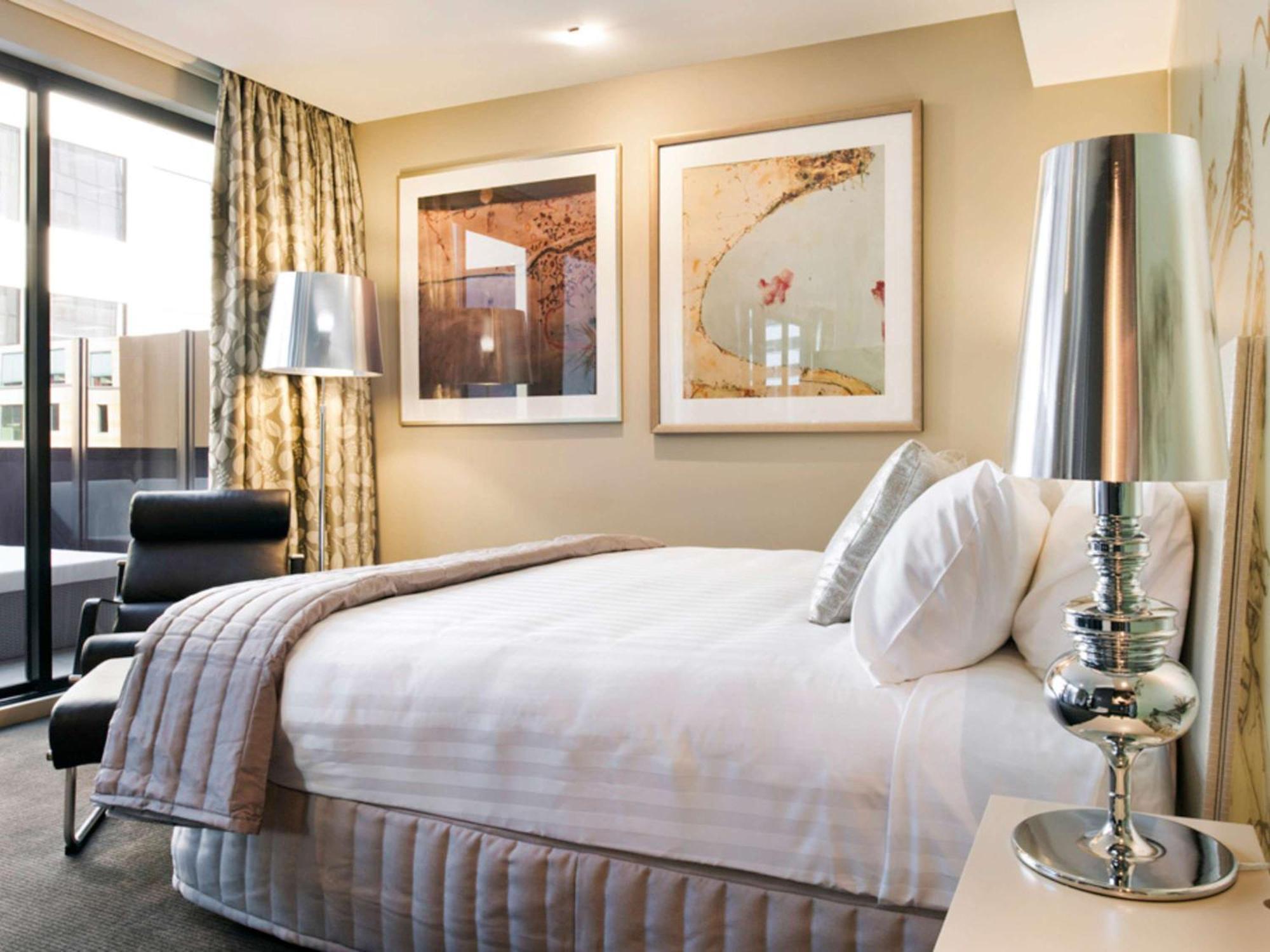 The Olsen Melbourne Art Series Bagian luar foto A bedroom at the hotel