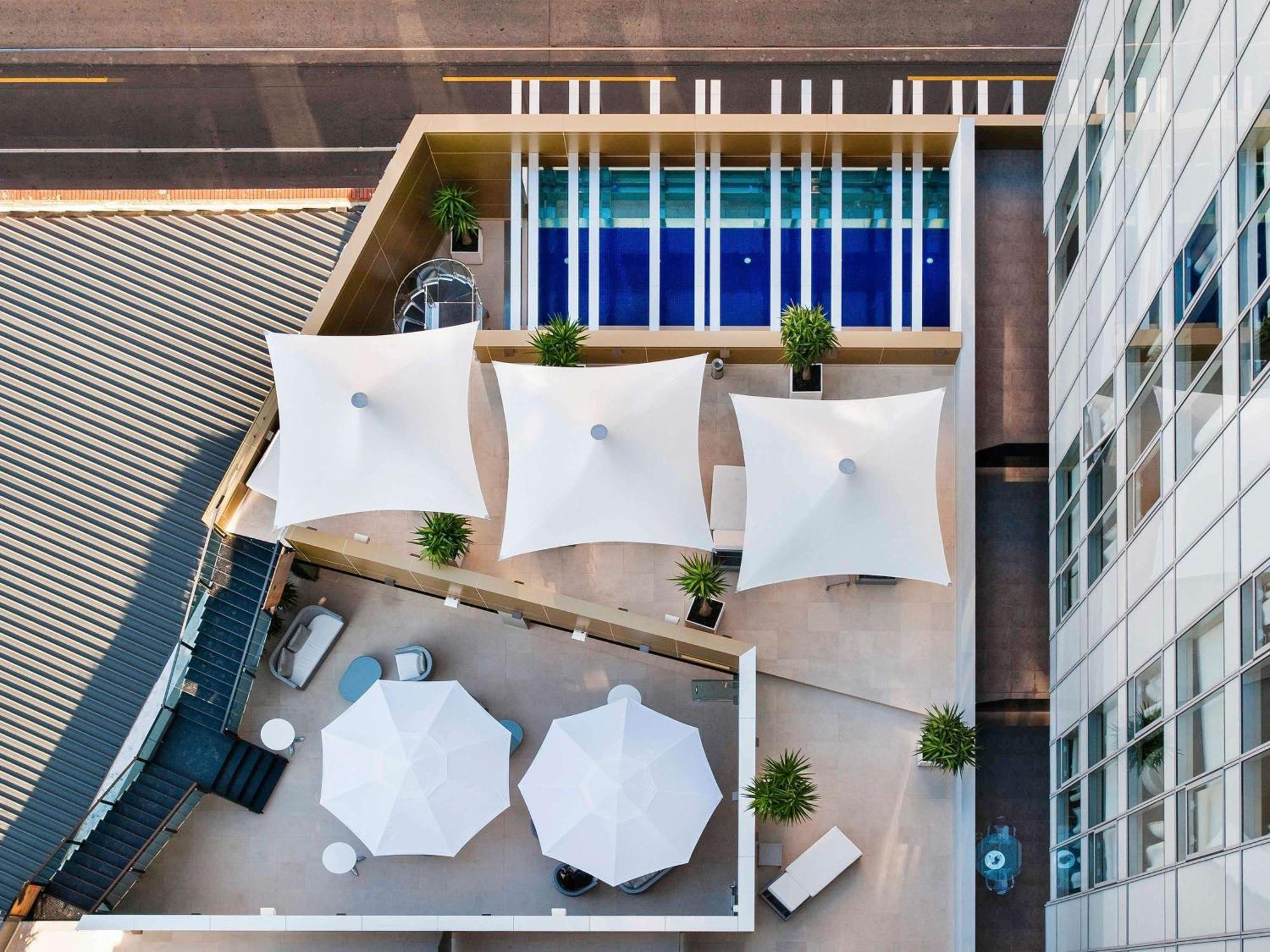 The Olsen Melbourne Art Series Bagian luar foto The rooftop pool at the hotel